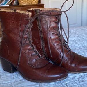 FRYE Women’s Courtney Lace-Up Combat Boot